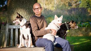 Hundetrainer Christian Niemand aus Dortmund zusammen mit seinen Hunden im Park